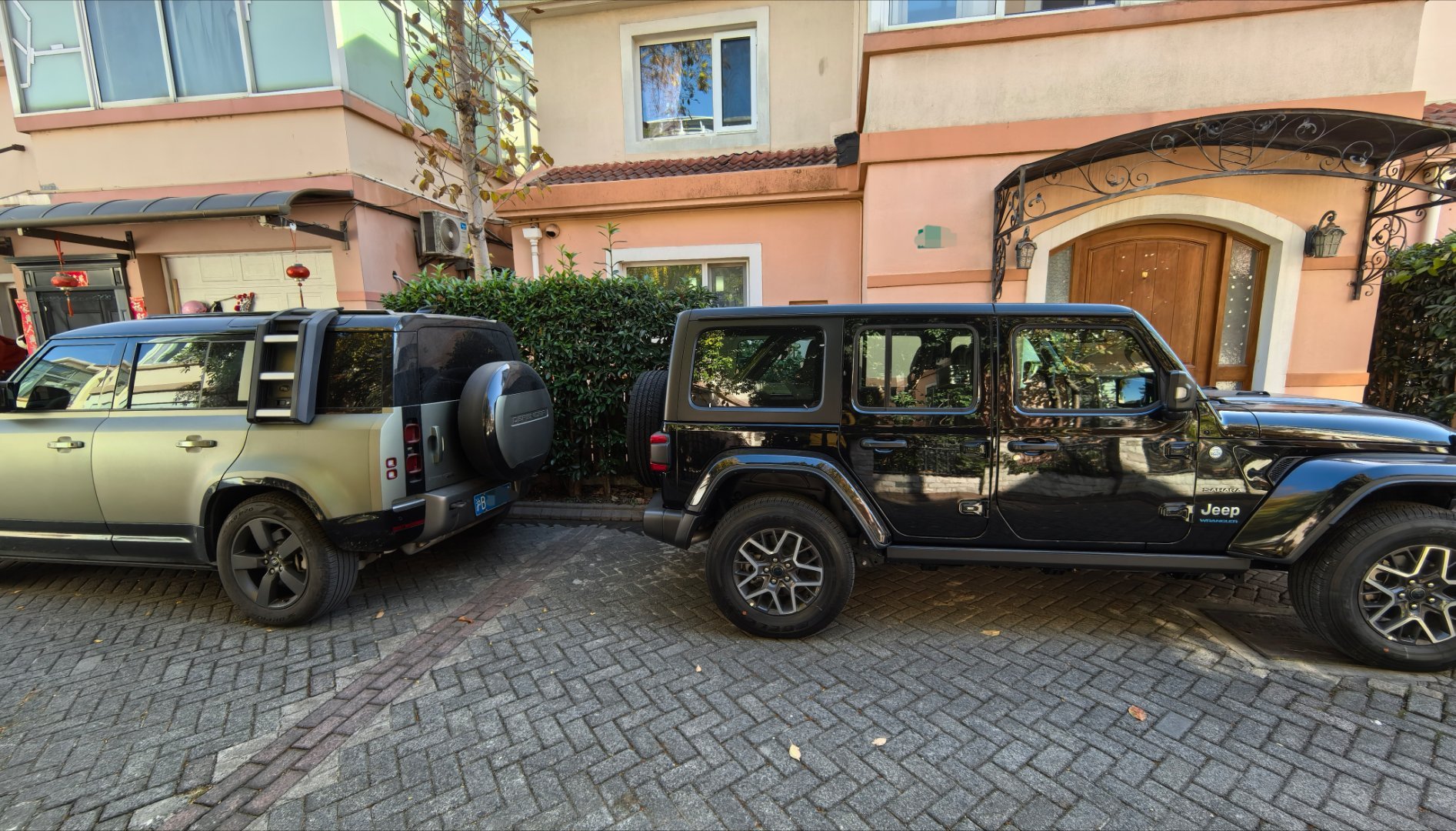 牧马人到手，停在门口和领居的卫士形成鲜明的对比，一个是精致的越野，一个是毛坯的粗