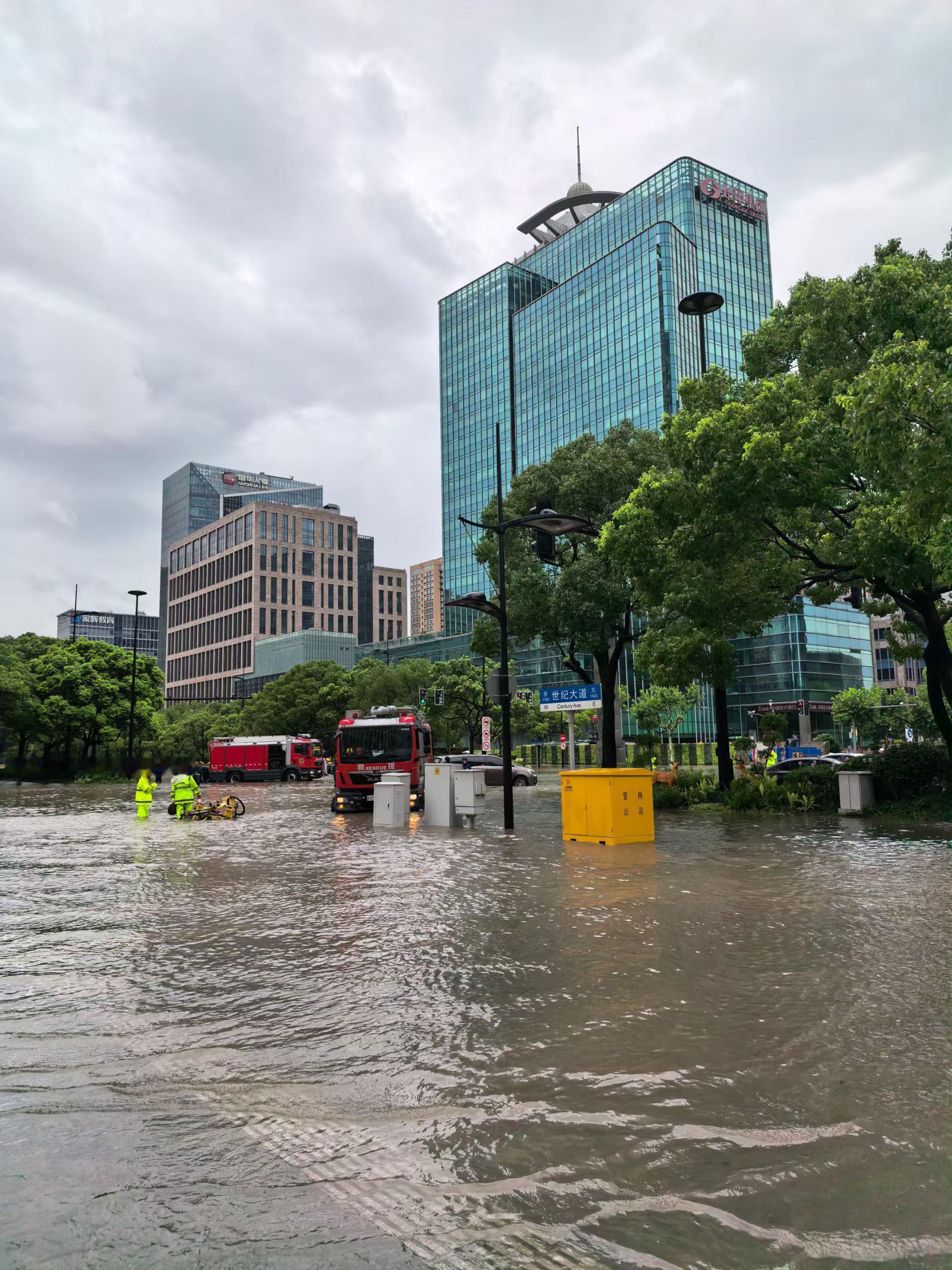世纪大道全线封路… 