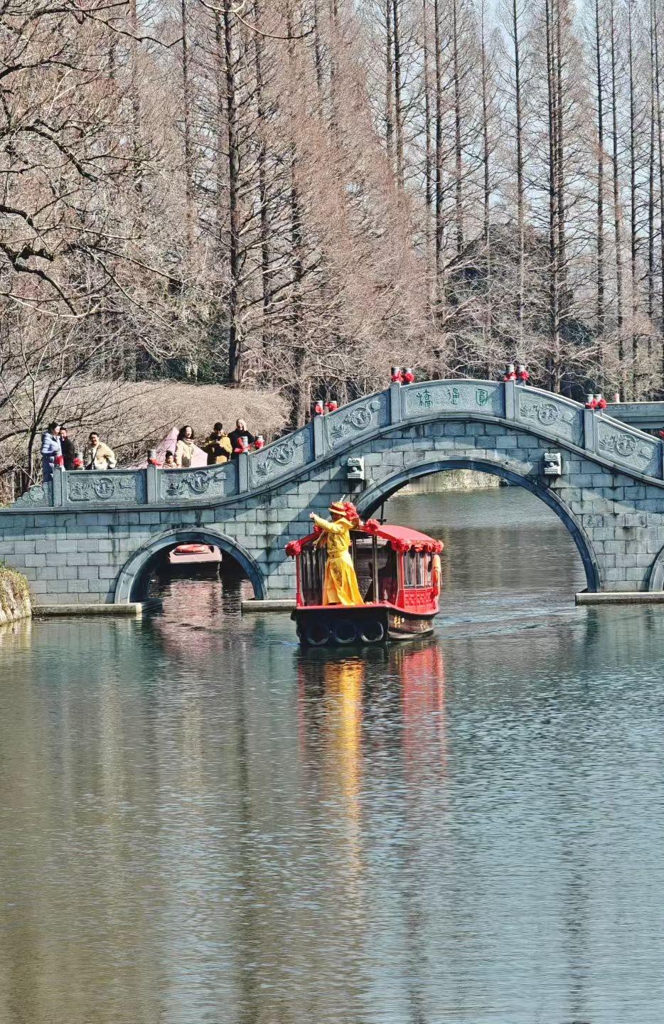 晒图笔记大赛红船穿过石桥的刹那，把两岸的树影、桥上的人声，都搅进了春水的涟漪里，