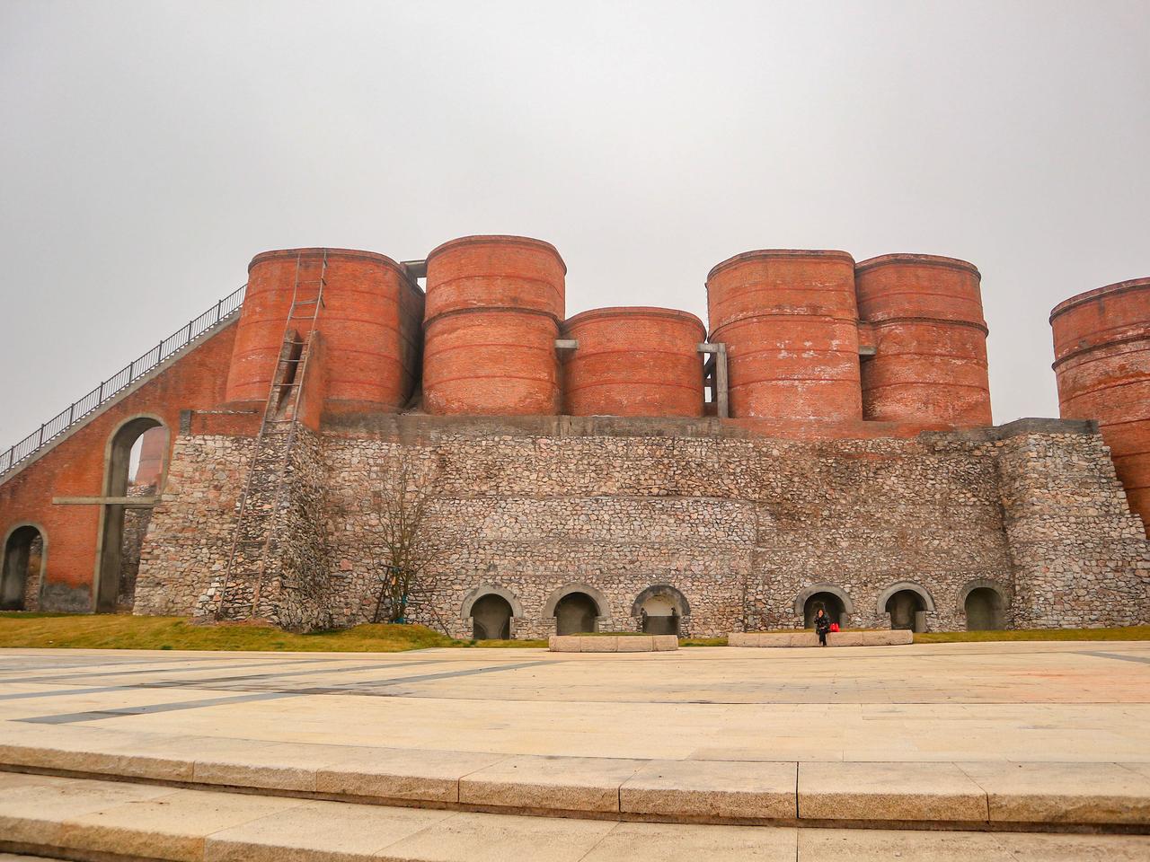 今天来河南信阳息县，这里有一处由矿山改成的景点，可以说很赛博朋克了，一进来大门就