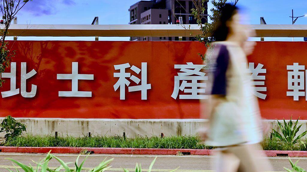 赵少康他突发奇想提出一招：“让法务部出面”，解释清楚何为图利，说明台北市政府目前