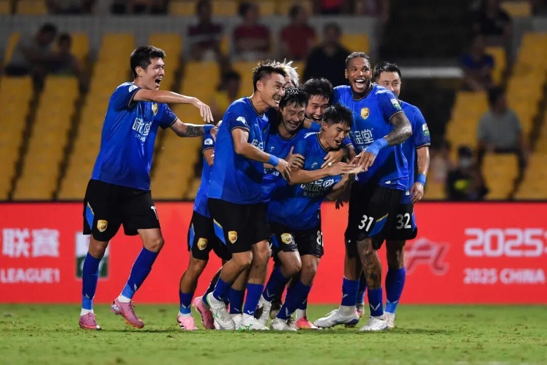 球员集体举报大连鲲城欠薪大连鲲城球员称未在工资清欠表上签字  据报道，20多名球