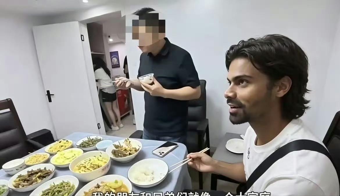 一印度在中国“乞丐”博主，居然被人领回家还做了十几个菜招待他。

这事把很多经常