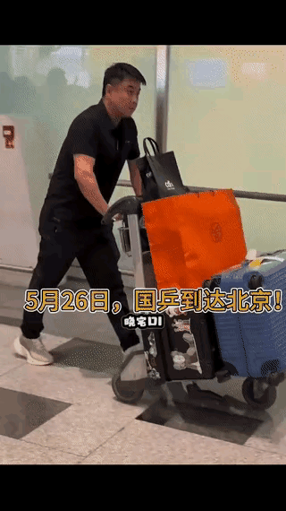 国乒团队回家了，王皓指导顾家的暖男又给老婆孩子买礼物了，这可是大徒弟王楚钦给师娘