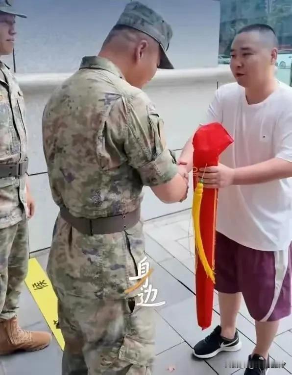 成都网约车司机凌晨突发脑梗，放弃自救冲向军营：爬也要爬过去，他们一定会救我
 