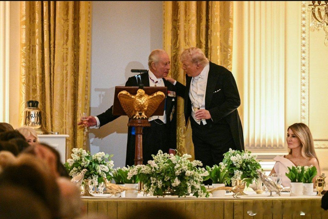 英王查尔斯送给特朗普一份大礼：一口钟 