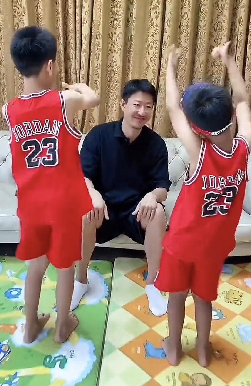 原来于震有三个儿女，和前妻的婚姻不到六个月就结束了。
2009年，34岁的于震和