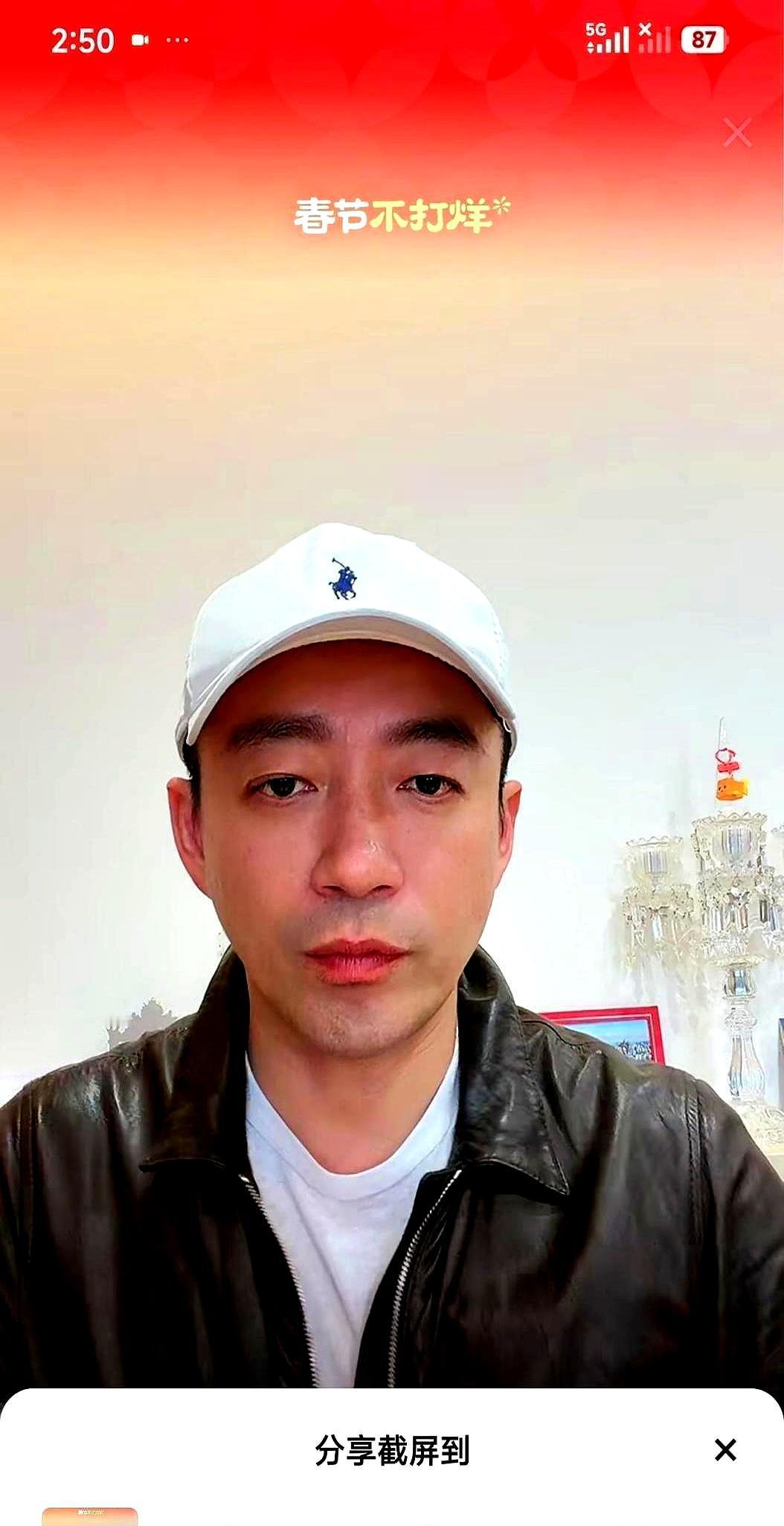 汪小菲喊了声倒水，女儿手里的仙女棒瞬间灭了。旁边，他怀孕的妻子正满眼笑意地看着儿