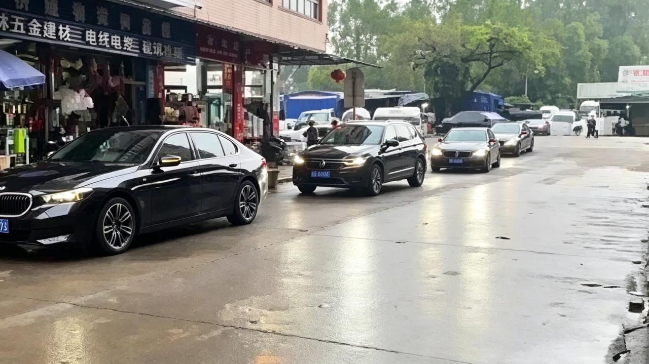 从小没人疼的新郎，网上求10辆婚车，却等来一整个车队的温柔

这件事最打动我的，