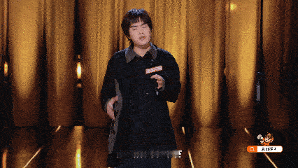 林简七演着演着人走了喜剧之王单口季前一秒还在共情他技穷的无奈，后一秒唱跳跑路，情