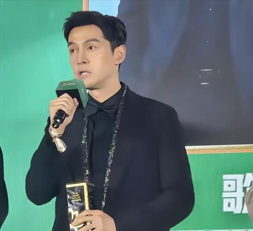 胡歌这几天心情是真的超差！！跟大导演冯小刚再一次冲击电影市场又迎来了一次扑街。今
