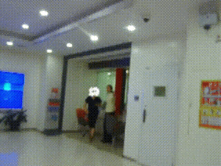 长沙一银行内女子坚持要取走390万元现金，柜员无奈报警！

银行390万转账惊魂