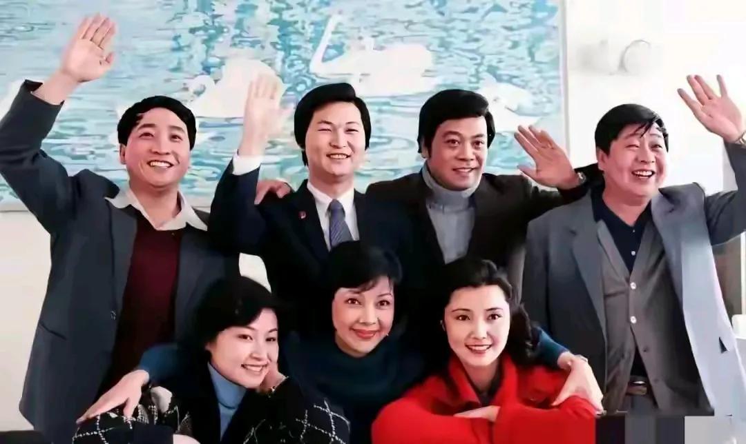 对于香港，我可谓是爱恨交织。
我爱香港，毕竟它是璀璨的东方明珠，是我国的神圣领土