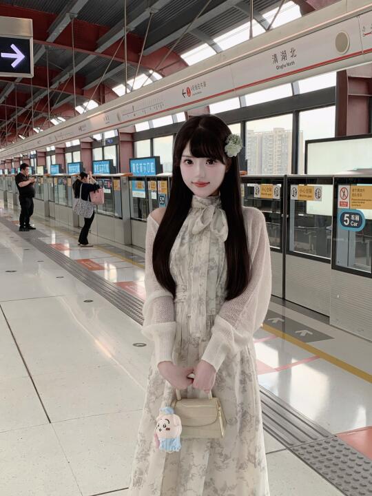 清楚系女子