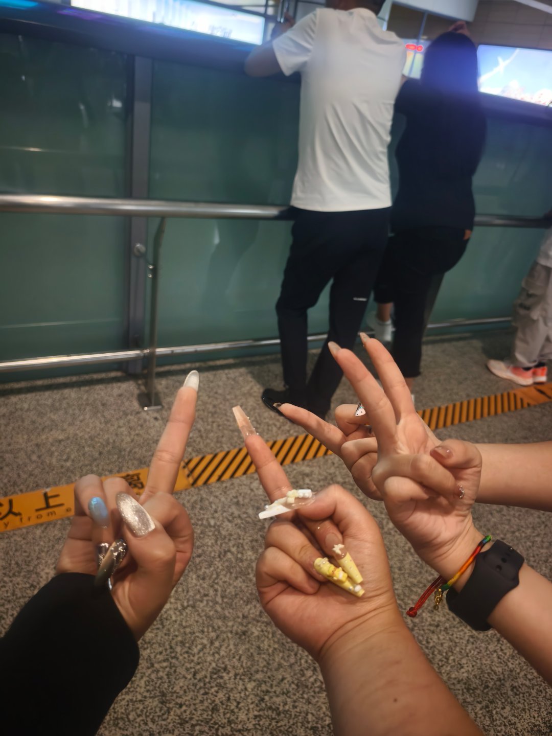 四个东孝女今天在机场等不耐烦了就这样 