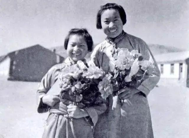 草原英雄小姐妹指龙梅和玉荣。姐姐龙梅，女，蒙古族，中国共产党党员，1952年9月