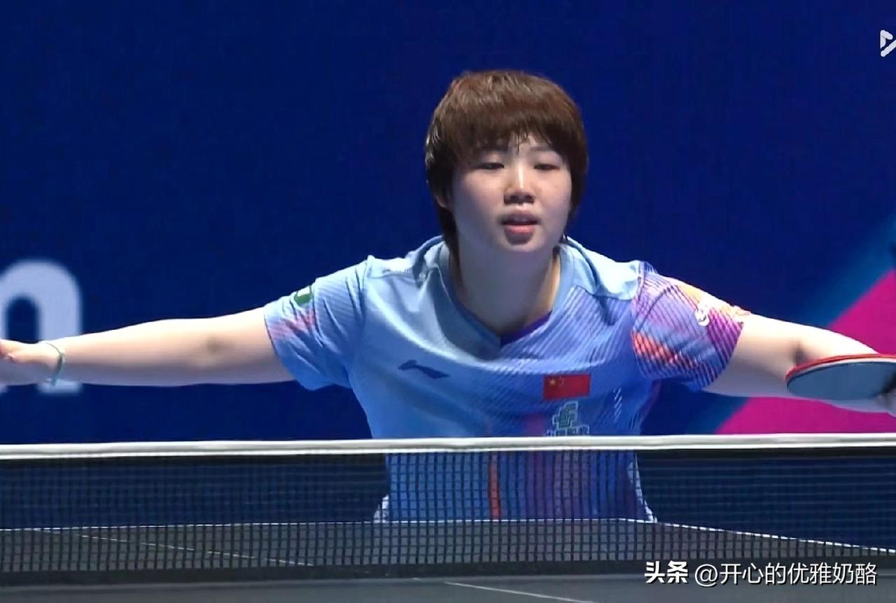 蒯曼2-1暂时领先，加油声并没影响到她。
比赛还没开始，全场就大喊孙颖莎加油。