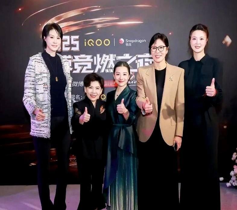 都说运动员即巅峰，她们偏不信这个邪。

乒乓大魔王邓亚萍，手握18个世界冠军，转