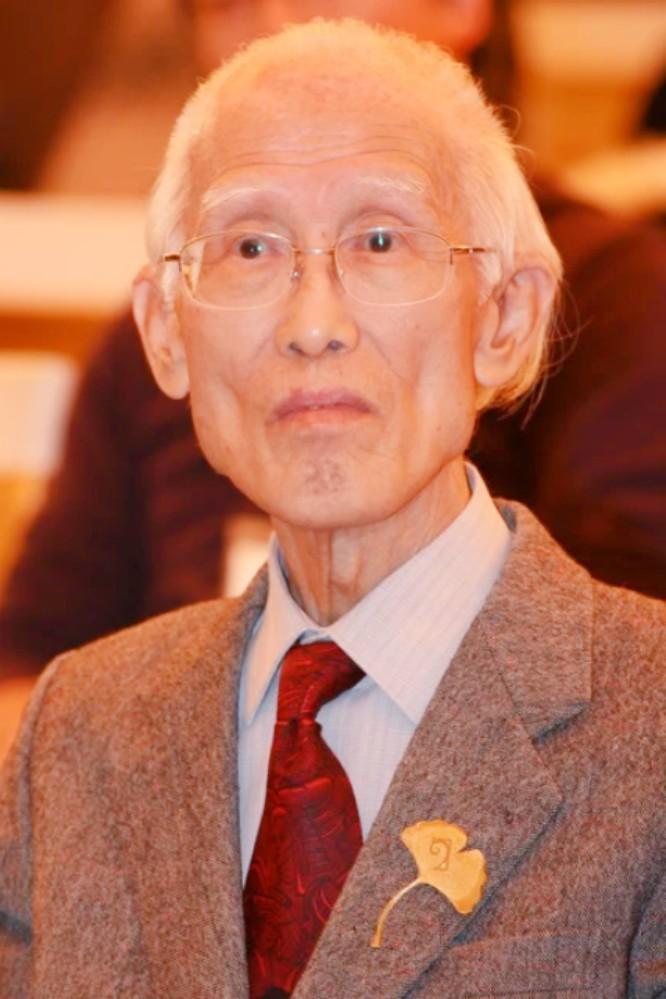 余光中笔下有言，“白帆虽破，仍引海鸥三两，孤海谁伴？”

人生亦如此，孤独与寂寞