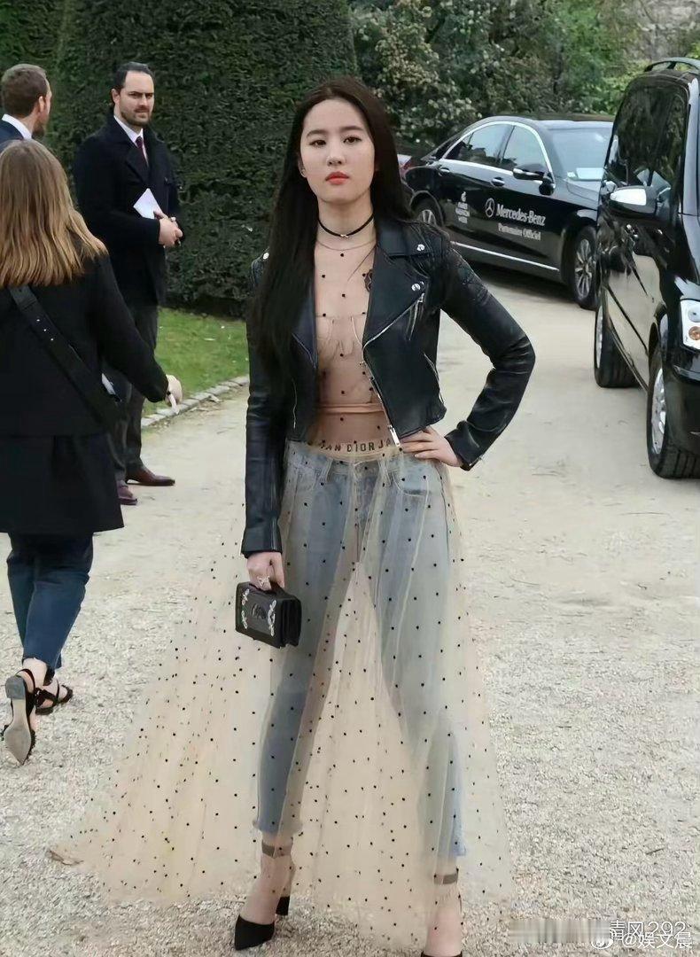 万万没想到，刘亦菲还有这般惊艳穿搭造型，大胆别致的风格格外抓人眼球，明艳风情尽显