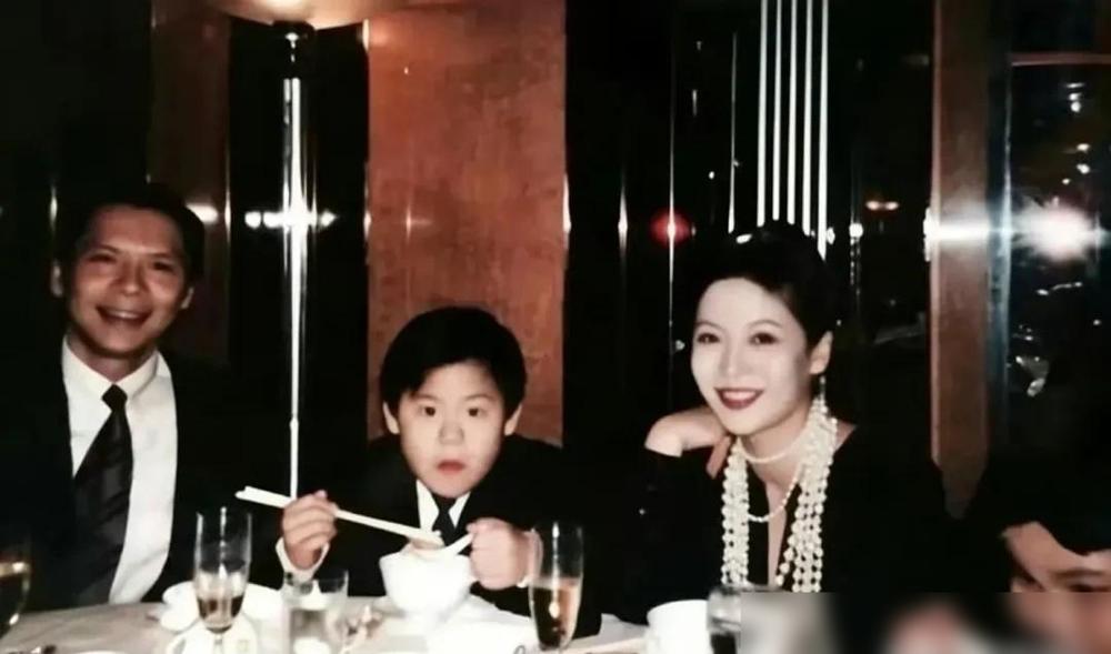 向佑这小子，张口闭口“我爸是向华强”，以为能把天捅破。结果呢？牢门一开，他爹的面