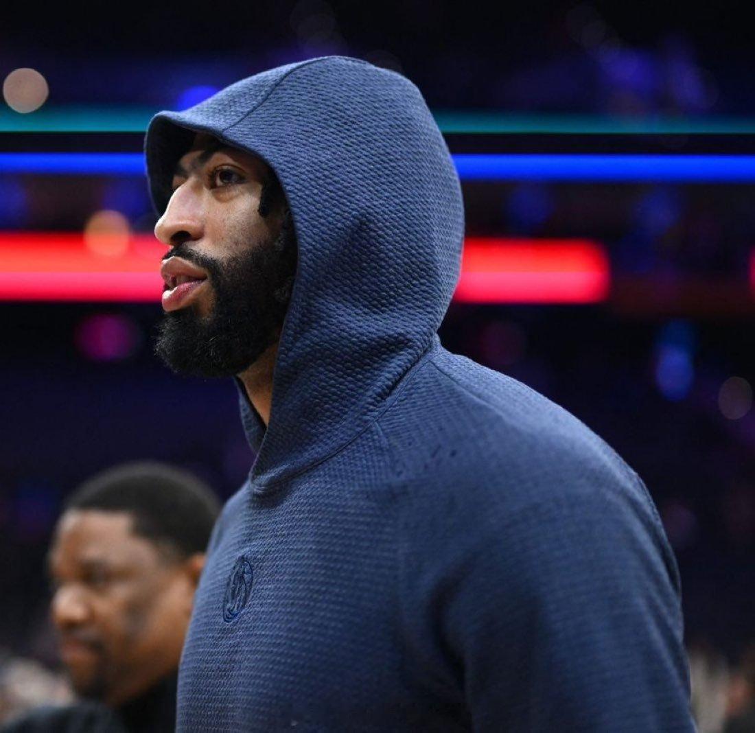 据Tim MacMahon报道，独行侠内部有些人赞成交易安东尼·戴维斯，即使回报