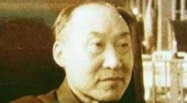 1972年，钱三强在中关村大街散步，遇到一个乞丐向他乞讨。当钱三强准备掏钱给乞丐