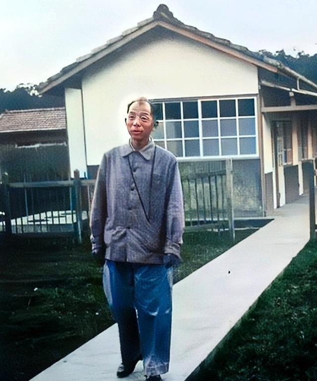 一九六三年，台湾，幽禁期间在室外散步的张学良，每天都是无所事，这一年他六十二岁，