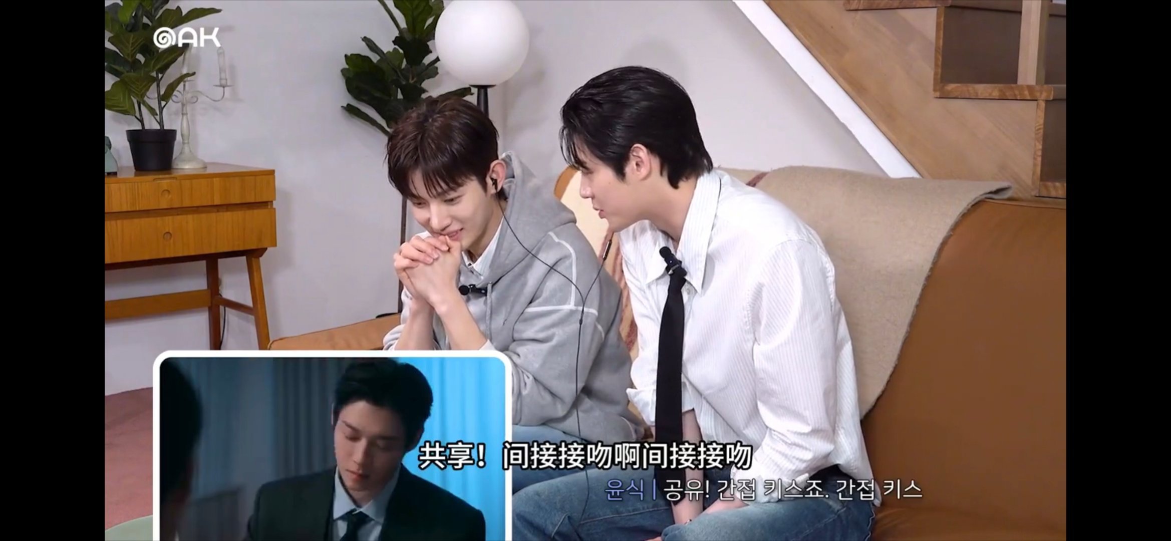时宇这个咬手指得表情好娇羞啊，孩子害羞了！ 