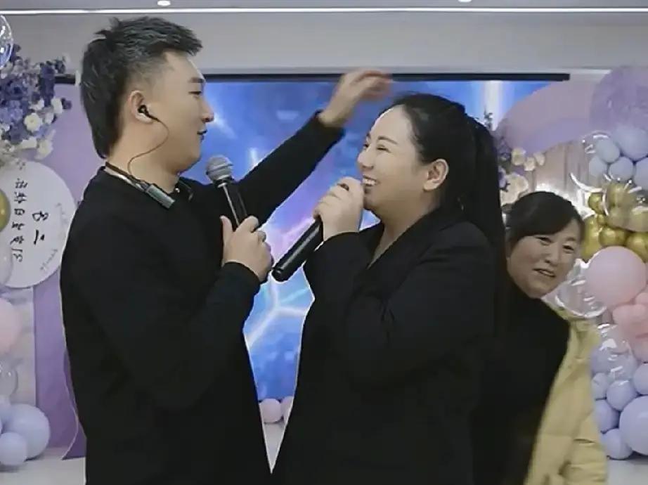 直播黑屏那一刻，背后Excel表里的曲线开始飙升。
佟小喵团队的情歌表白事故，让