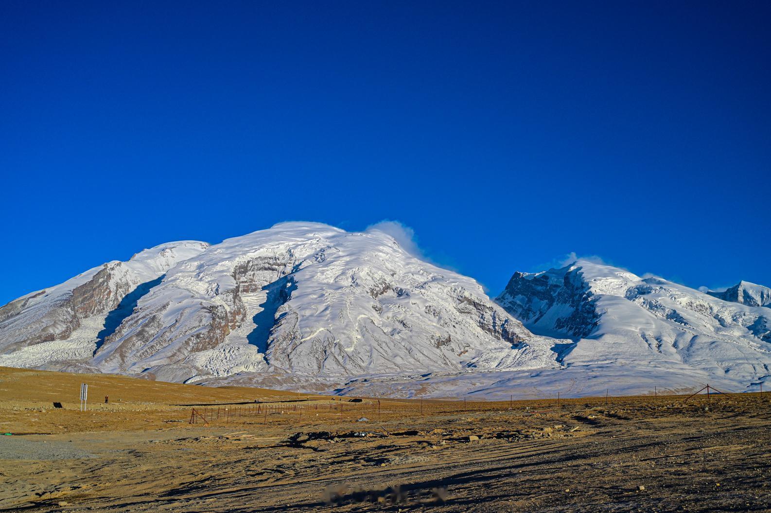 时隔6年，故地重游，略过了白沙湖的夕阳，赶上了慕士塔格的日照金山，站在冰川公园入