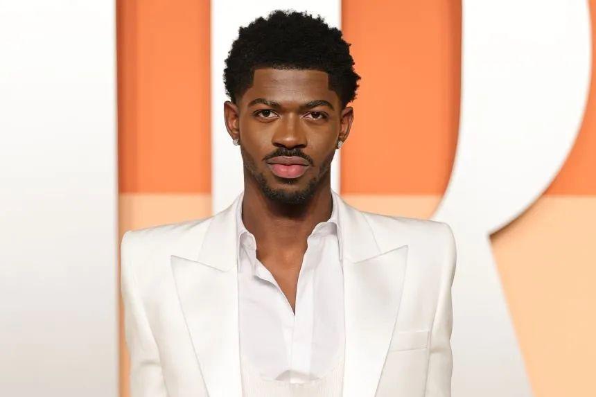 美国男歌手 Lil Nas X 因单曲《Old Town Road》融合乡村音乐