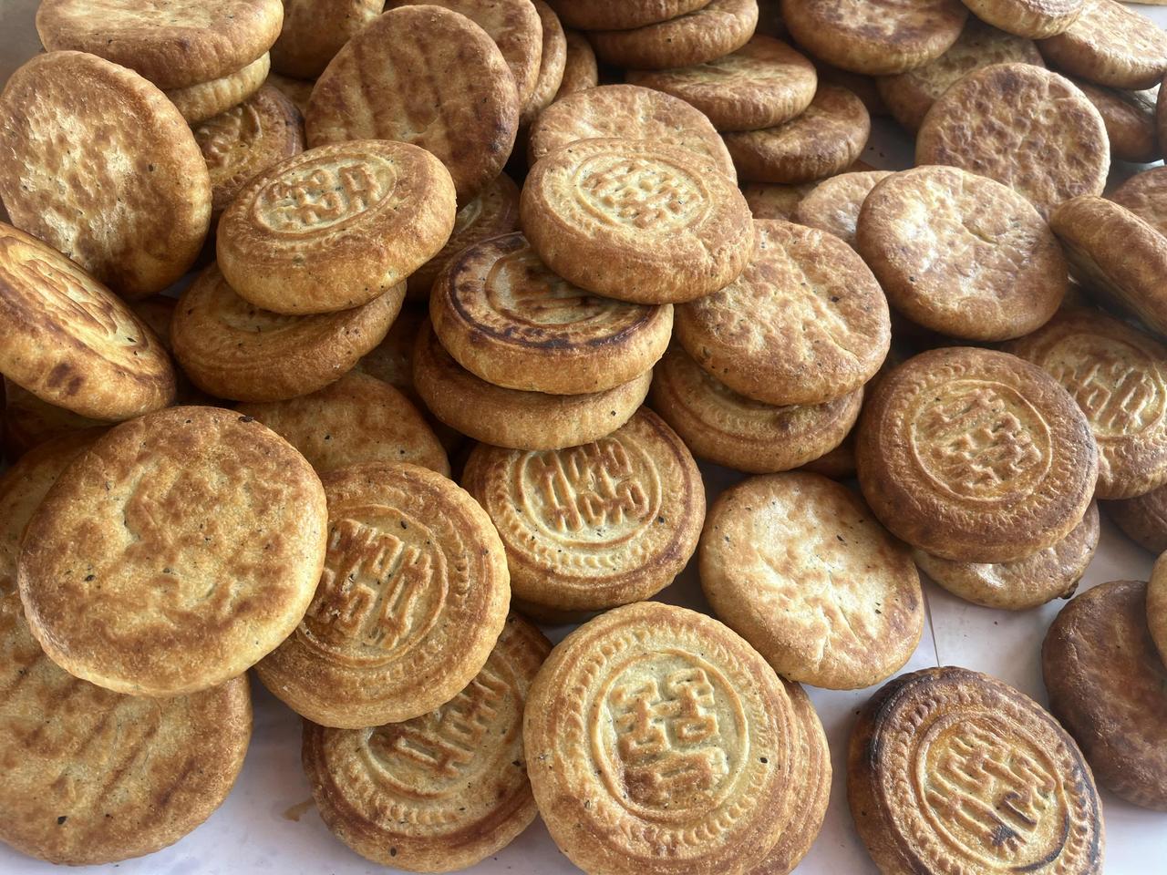 马上八月十五中秋节了，农村烧饼摊开始售卖自制月饼，10元6块月饼，不知道好吃不好