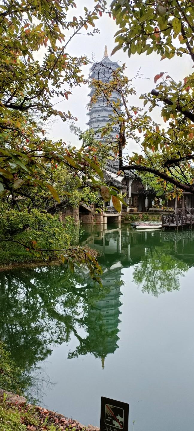 秋意渐浓，古塔倒映在静谧的湖水中，静谧而悠远。
上联：楼阁倒影入清波，
下联：古
