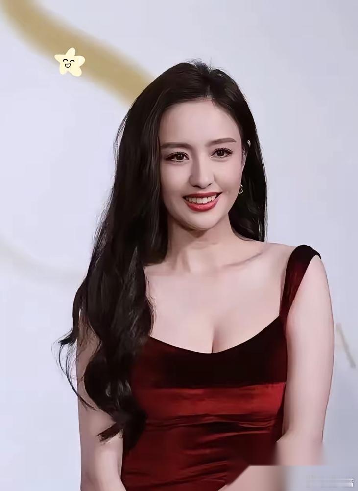 40岁佟丽娅，终于不用再演了。 上海一所小学门口，她素颜，戴着帽子，安静地混在人