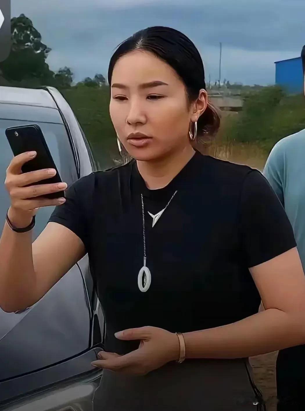 我本是女氓，今日亮个证。
区区老百姓，试试又能怎？
如何呢？又能怎？如何呢？又能