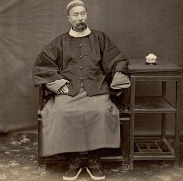 清朝一个穷小子家里穷娶不起老婆，而干妹妹长得丑嫁不出去，于是两人凑成了一对。谁曾