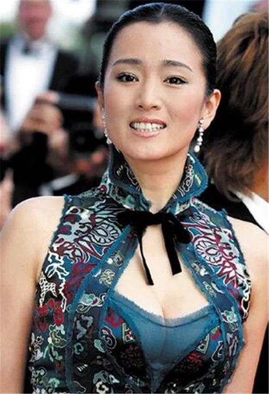 素颜身着花棉祆，
村姑造型演艺高。
真实感觉靠灵动，
影后巩俐最美妙。