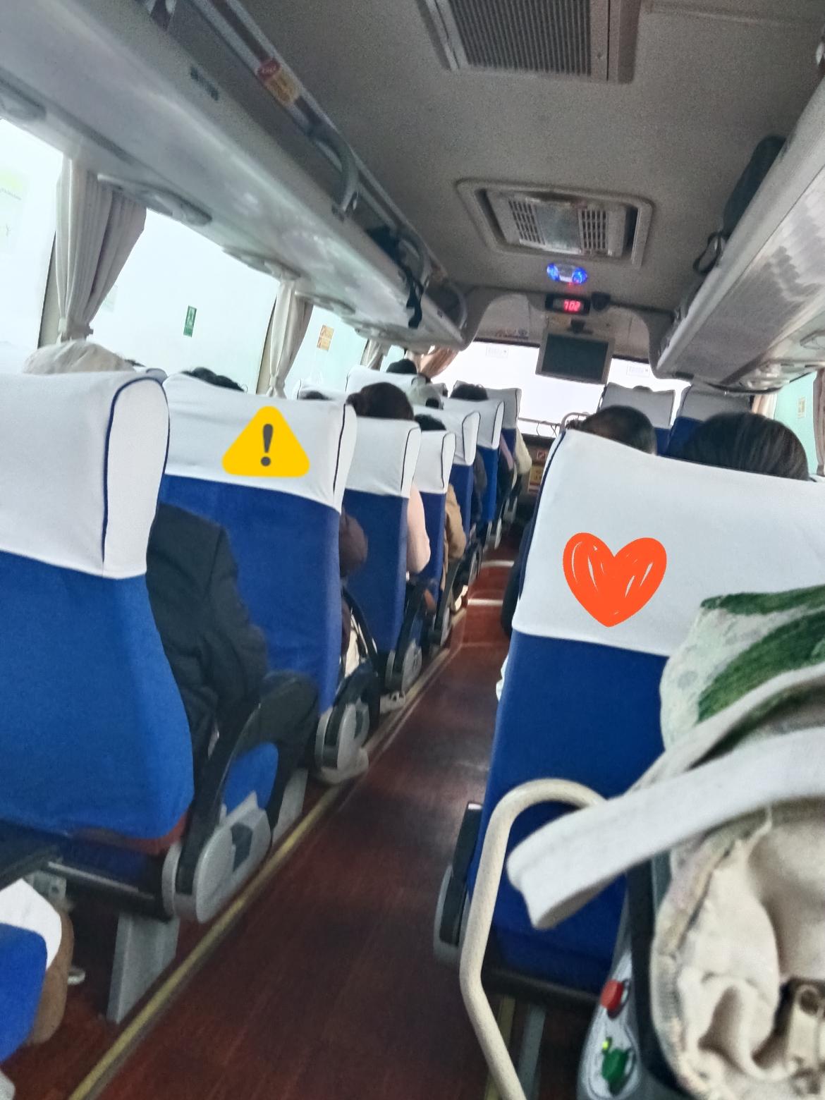 今天是三八女神节！

姐妹们，今天三八女神节，我们坐大巴去云台山玩啦！
 
这车