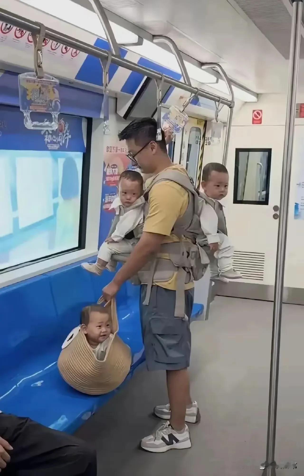 地铁车厢里这个男人太厉害了！坐地铁他一个人都能三个小孩，这三个小孩应是三胞胎，看