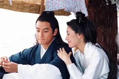 杜十娘有万金百宝箱为什么不赎姐妹，只想着自己嫁豪门？

因为她从来就不是什么大义