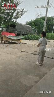 西安七岁小女孩捧着苹果送给过路解放军，官兵严守纪律婉拒后，孩子委屈红了眼眶。爸爸