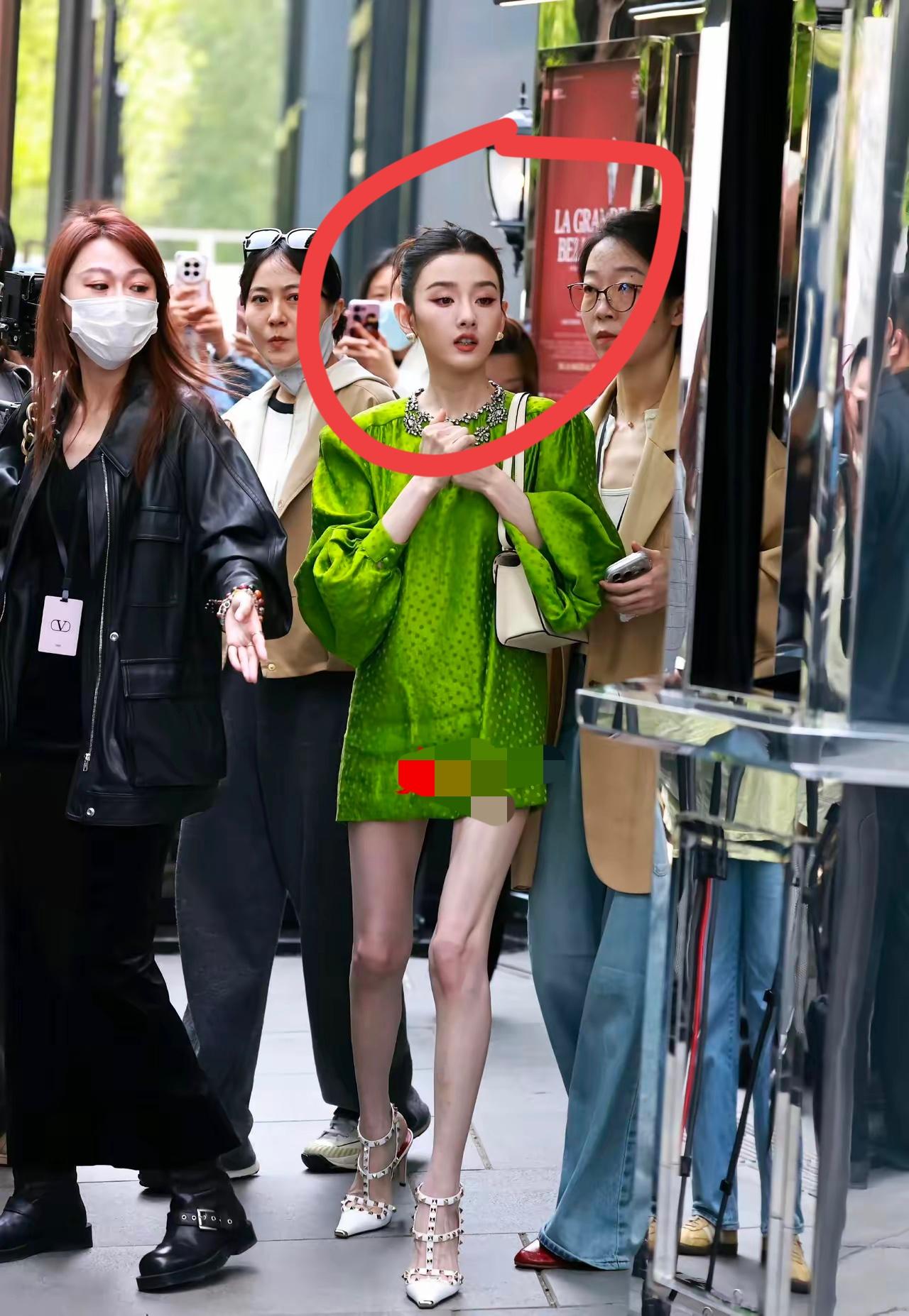 这是哪位大佬，气场非常强大，后面这么多人拍照