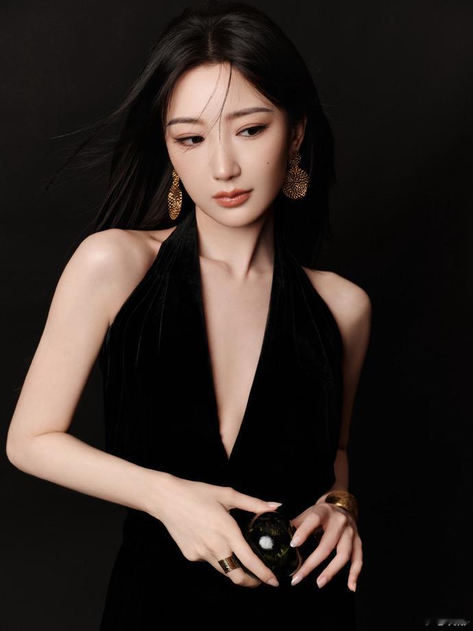 毛晓彤今日活动出图，不开玩笑，这完全是老公级别。。 ​​​