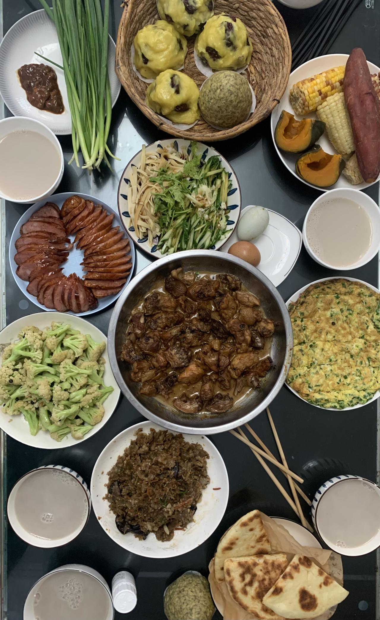 打卡今日晚餐
今日6人份晚餐：炖走地公鸡、香葱炒蛋、黄瓜拌豆丝、素炒花菜、烤精肉
