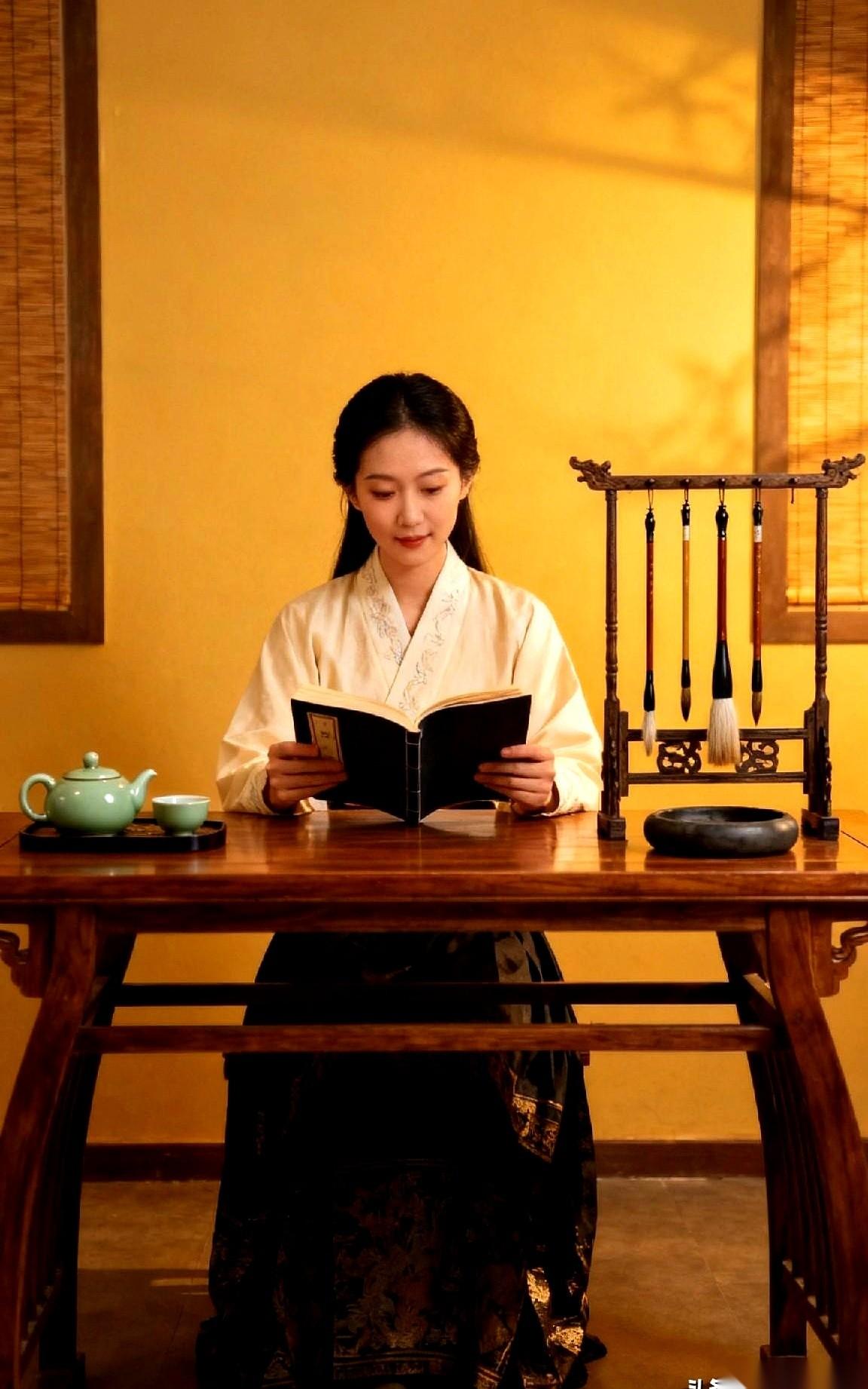 世上好事书说尽，
天下烂事自扛完。
横批：冷暖自知。
真的。
你信不信，大部分人