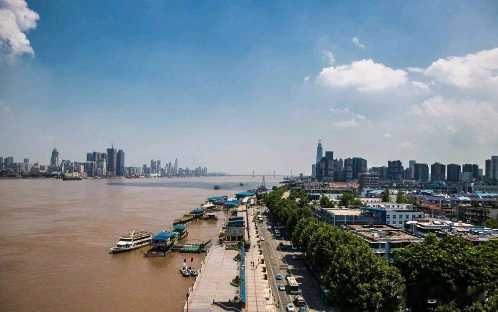 武汉地理位置优越、交通条件良好，是中国重要的“经济强市”！
武汉素有“九省通衢”