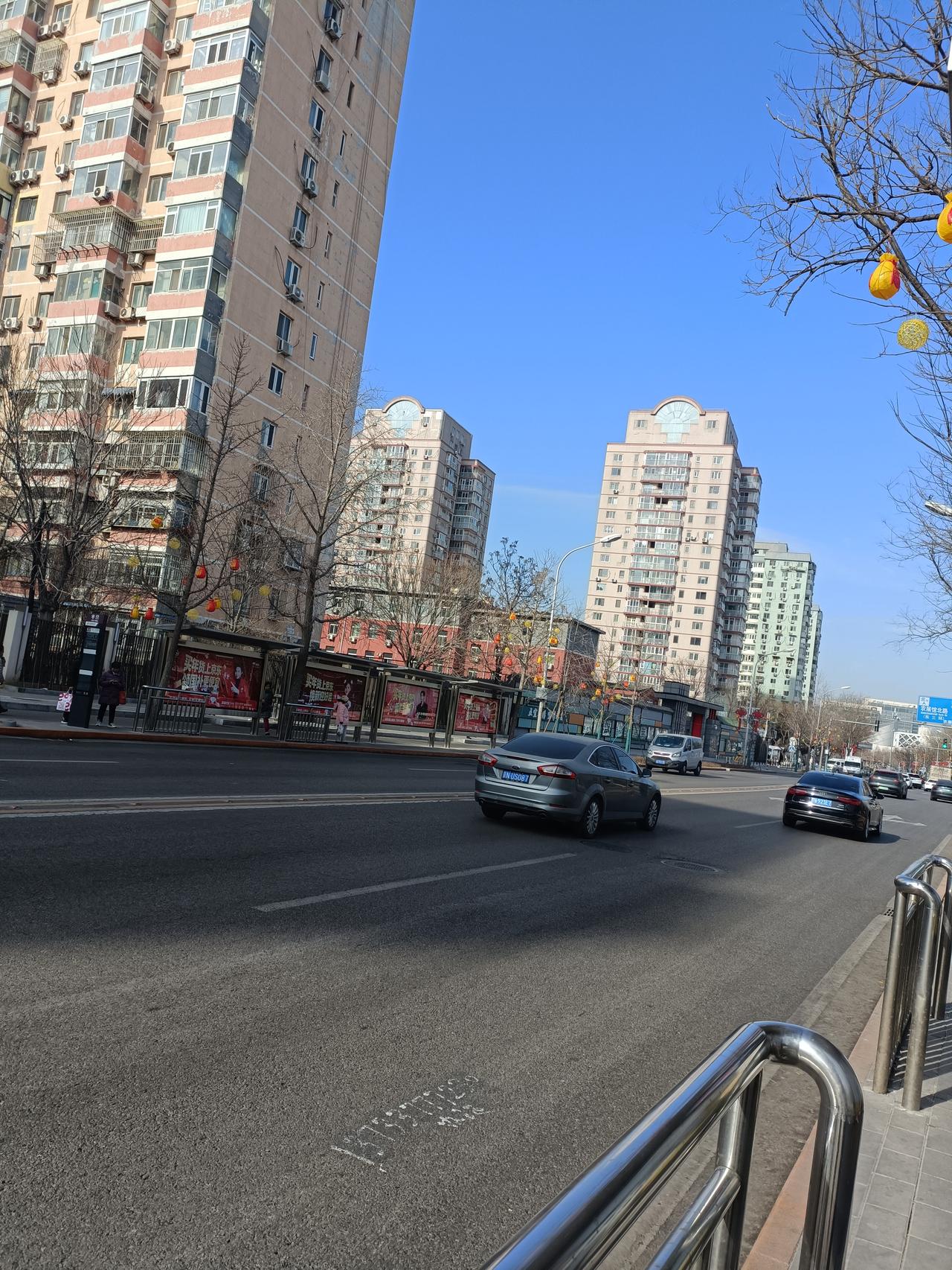 晒图笔记大赛中午街上人很少，都在家午休，马路两旁的灯笼已有些节日的气氛了