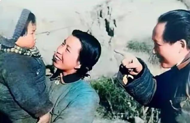 甜甜蜜蜜一家人 ！
在陕北的窑洞小院，简简单单的地方，母亲抱着孩子开心的笑着，父