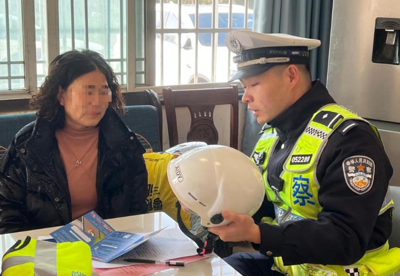 开学季荆州交警多举措护航，筑牢校园交通安全防线
每到开学季，校门口的交通安全总让